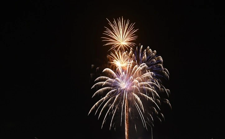 Đêm giao thừa và khoảnh khắc pháo hoa rực sáng trên vùng trời cực Nam Tổ quốc