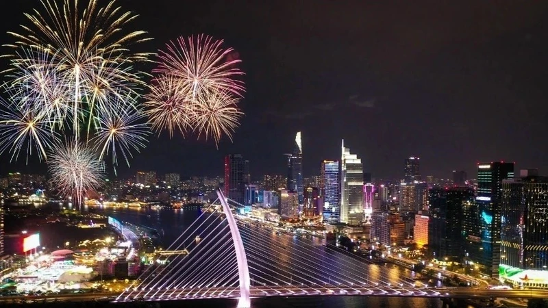 TP HCM rực rỡ pháo hoa chào Xuân Bính Ngọ 2026: An toàn và văn minh