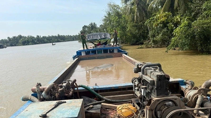 Vĩnh Long xử lý ba phương tiện khai thác và tàng trữ cát trái phép