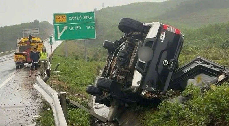 Ô tô bán tải lật nghiêng trên cao tốc Cam Lộ – La Sơn