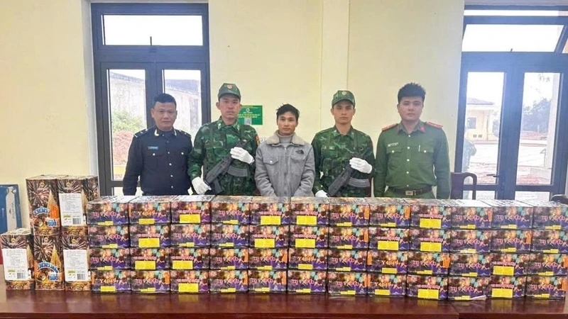 Đà Nẵng: Bắt giữ 88,8kg pháo hoa nổ giấu dưới quặng bô xít