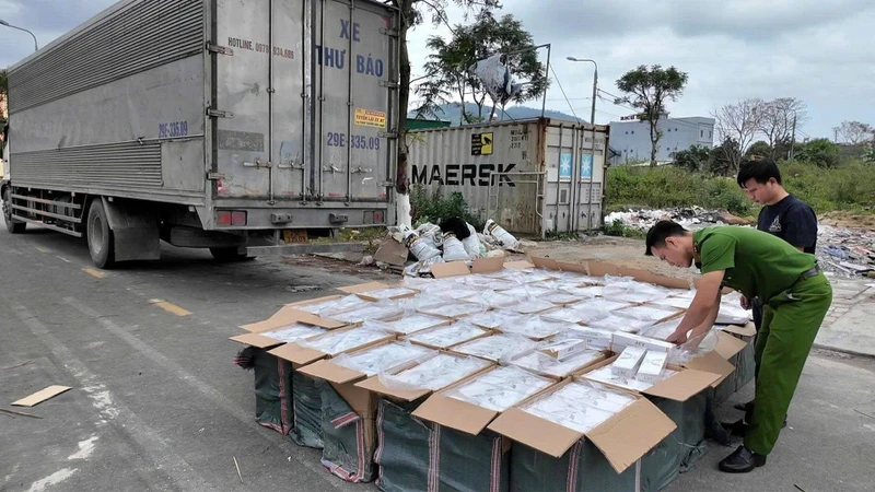Bắt quả tang xe tải chở hơn 24.000 bao thuốc lá nghi nhập lậu qua Đà Nẵng