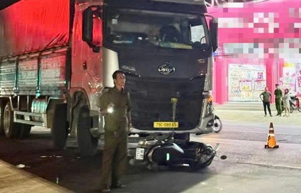 Va chạm xe tải và xe máy trên QL1 Lâm Đồng khiến 4 người thương vong