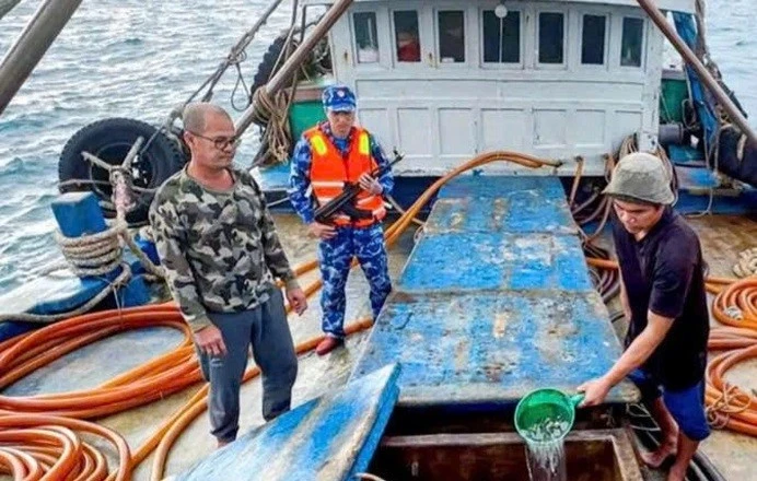 Cảnh sát biển bắt tàu cá chở 100.000 lít dầu DO không hóa đơn tại Cà Mau