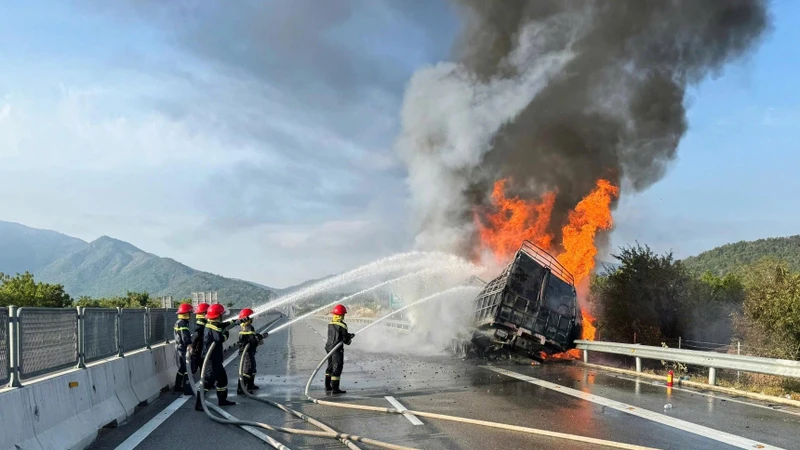 Cháy xe tải chở bật lửa và bánh kẹo trên cao tốc Cam Lâm - Vĩnh Hảo