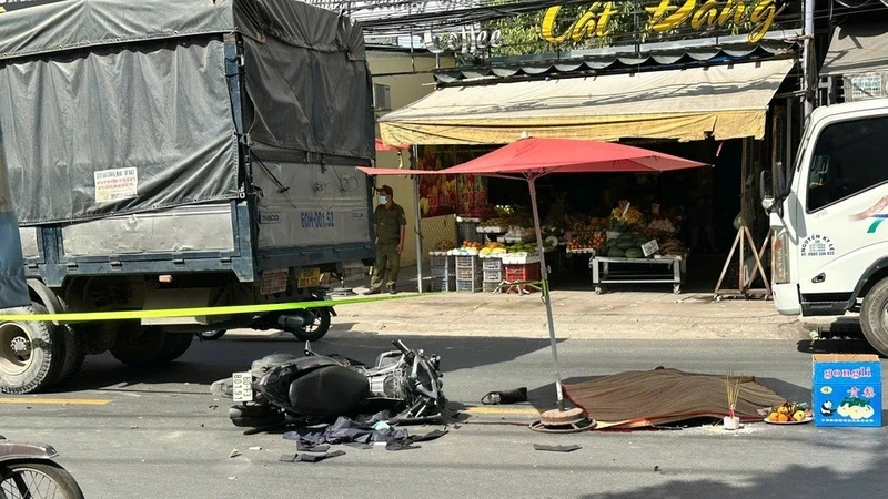 Tai nạn giữa xe tải và xe máy tại TPHCM, một người tử vong