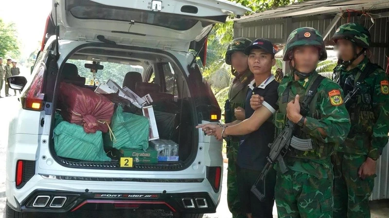 Biên phòng Tây Ninh bắt quả tang vụ vận chuyển thuốc lá ngoại nhập lậu