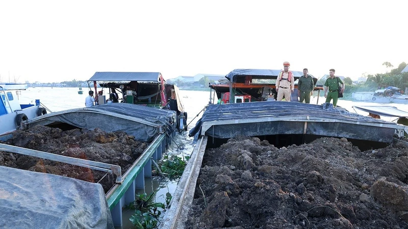 Phát hiện 7 phương tiện thủy vận chuyển đất mặt không hóa đơn