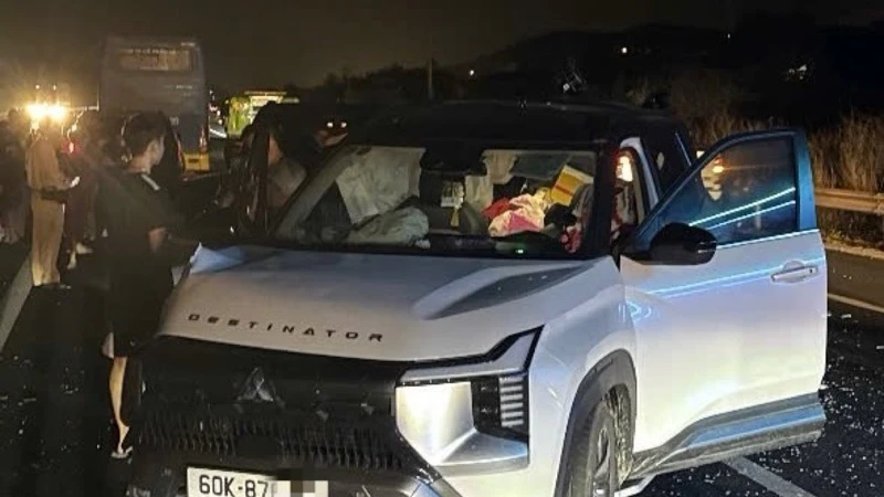 Xe khách và 4 ôtô va chạm liên tiếp trên cao tốc Phan Thiết – Dầu Giây