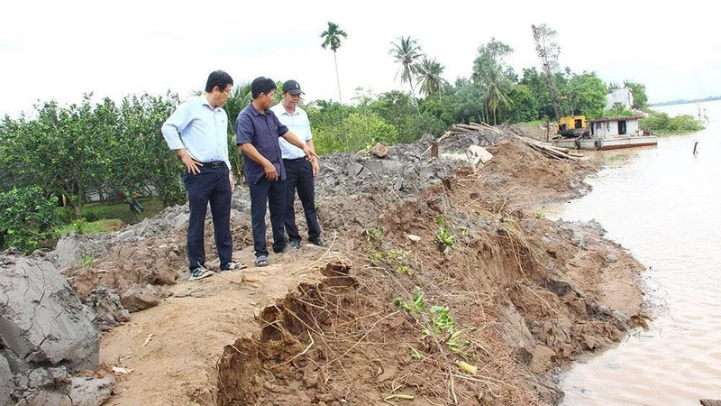 Vĩnh Long: Đê bao bị sạt lở bao cồn Thanh Long, người dân được di dời khẩn