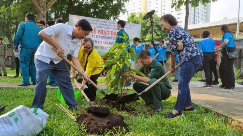 Một chuyến xe thuộc chương trình “Tấm vé nghĩa tình” chở đoàn viên công đoàn và người lao động gặp khó khăn về quê đón Tết (Ảnh VNN)