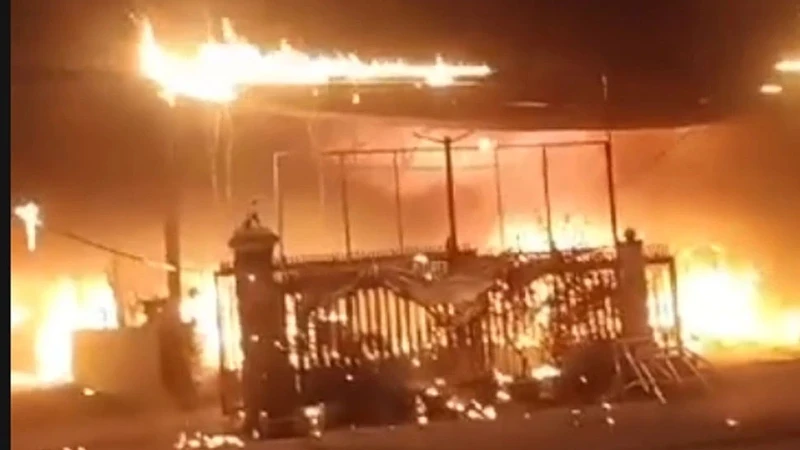 Cháy trại hòm giữa đêm ở TP HCM, 3 người may mắn thoát nạn