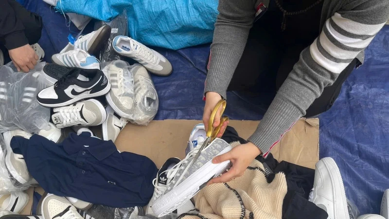 Tiêu hủy hơn 300 sản phẩm thời trang giả nhãn hiệu tại Nha Trang