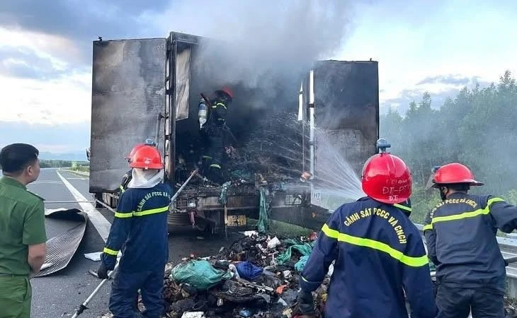 Xe tải chở thư báo bốc cháy trên cao tốc Vân Phong – Nha Trang