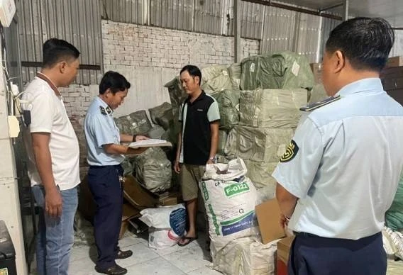 Phát hiện hơn 1 tấn kẹo dẻo không rõ nguồn gốc tại xã Đông Thạnh