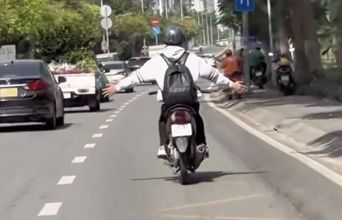 TP HCM: Thanh niên 19 tuổi bị xử lý vì buông hai tay khi chạy xe máy