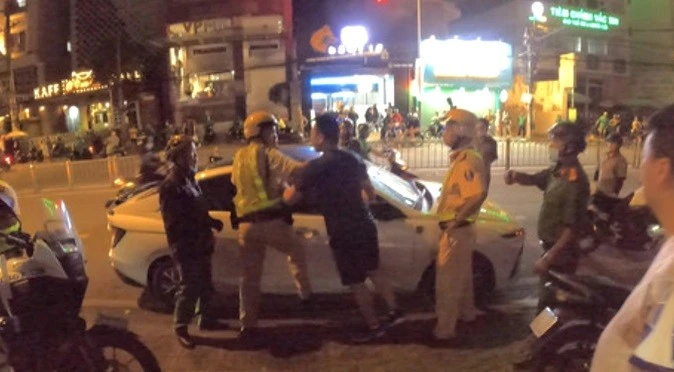 Đề nghị truy tố hai đối tượng gây rối trật tự sau khi né kiểm tra nồng độ cồn