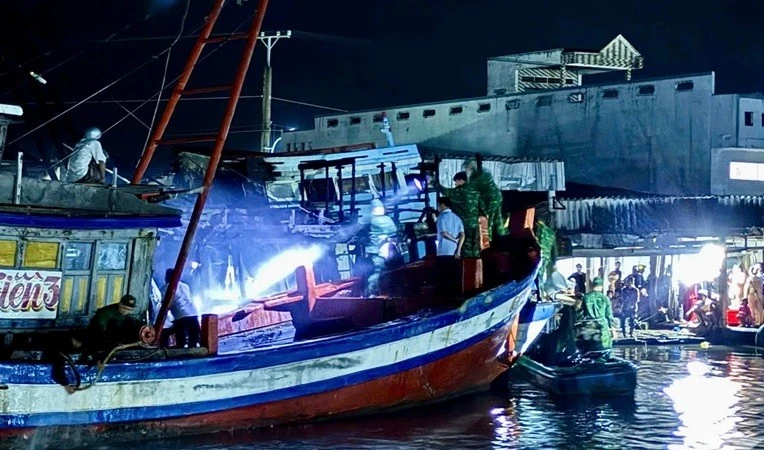 Cà Mau: Kịp thời dập tắt cháy tàu cá neo đậu trên sông Cái Đôi Vàm