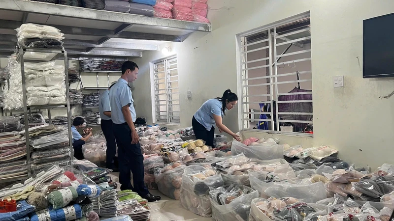 Gia Lai: Tạm giữ 994 sản phẩm nghi giả mạo thương hiệu nổi tiếng