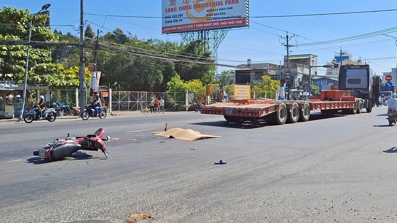 Va chạm giữa xe đầu kéo và xe máy trên QL1A, một người tử vong tại chỗ