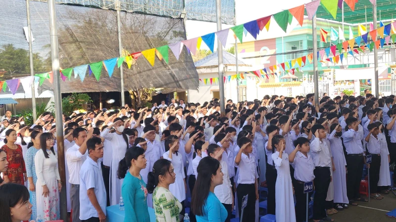 Vĩnh Long: 720 ngàn học sinh nô nức khai giảng năm học mới