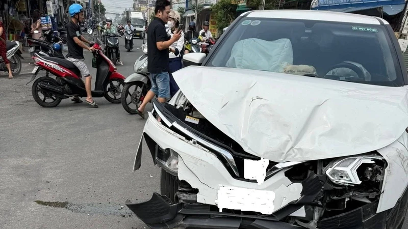 Hai ô tô va chạm trong khu dân cư Việt Sing, xe bán tải lật xuống đường