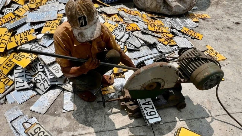 Tây Ninh tiêu hủy hơn 70.000 phôi đăng ký xe và biển số thu hồi