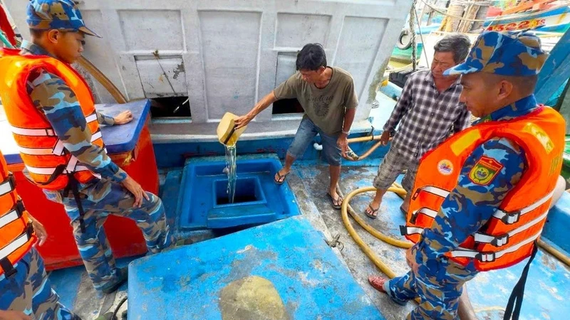 Phát hiện tàu cá vận chuyển trái phép hơn 100.000 lít dầu trên biển Cà Mau