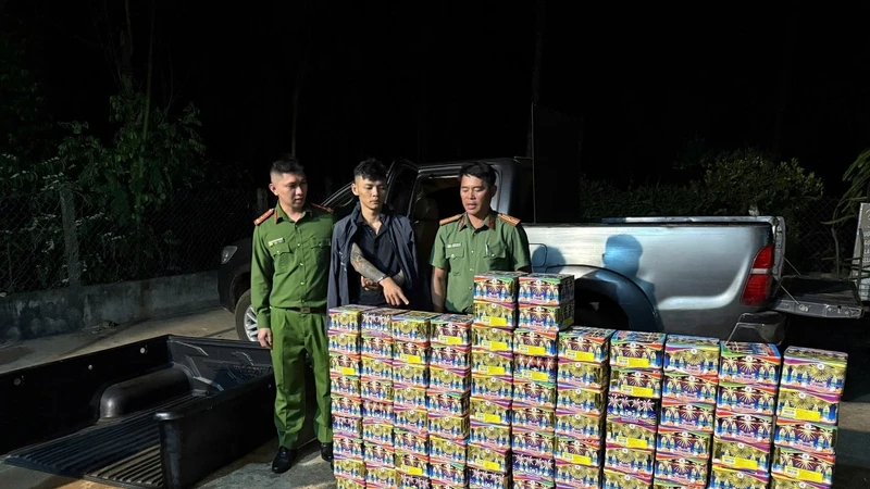 Tạm giữ hình sự đối tượng vận chuyển hơn 190 kg pháo