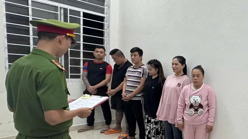 Mâu thuẫn mượn điện thoại, 5 người bị khởi tố