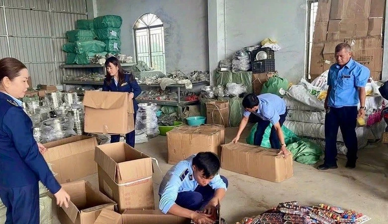 Gia Lai: Tạm giữ hơn 1.800 sản phẩm không rõ nguồn gốc tại hộ kinh doanh