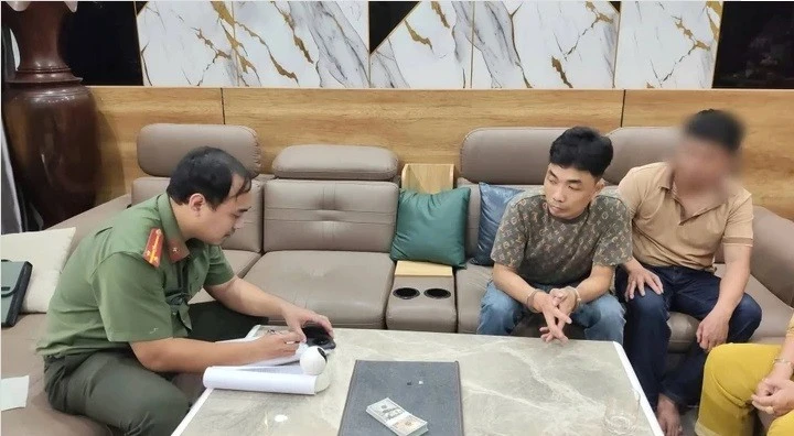 Bắt hai đối tượng mua tiền USD giả qua mạng để tiêu thụ lấy tiền mua ma túy