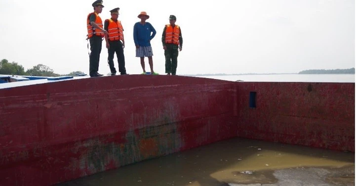 Phát hiện 2 tàu chở cát không rõ nguồn gốc trên sông Vàm Cỏ và Soài Rạp