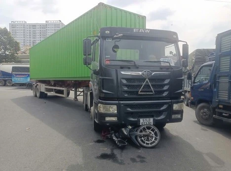 Va chạm khi ôm cua, container cuốn xe máy khiến một phụ nữ bị thương