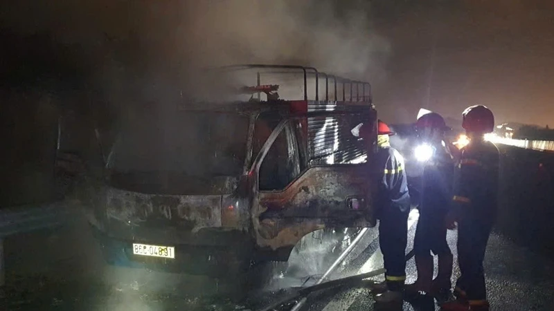 Xe tải bốc cháy dữ dội trên cao tốc Phan Thiết – Dầu Giây