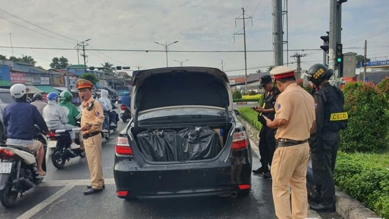 Đồng Tháp phát hiện xe ô tô vận chuyển 4.000 bao thuốc lá nhập lậu