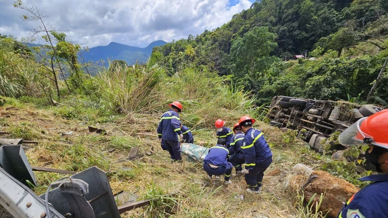 Xe tải chở máy đào lao xuống vực ở đèo Bảo Lộc