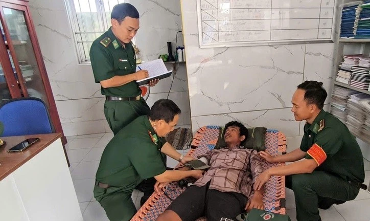 Tàu cá gặp sự cố phá nước, 3 thuyền viên được cứu an toàn