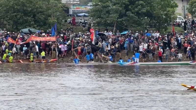 Giải đua ghe xã Quảng Điền phát sinh sự cố, lực lượng chức năng can thiệp