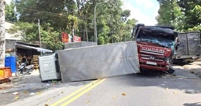 Xe ben tông liên hoàn ba xe tải ở TPHCM, hai tài xế bị thương