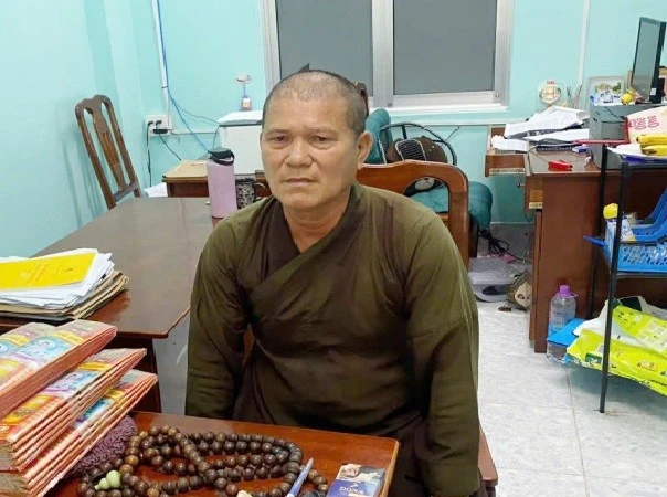 Mặc áo tu sĩ đi bán nhang, kêu gọi quyên góp tại Cà Mau