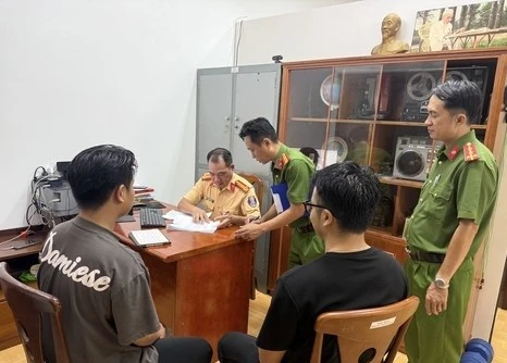 Chạy xe bốc đầu để quay clip, nam thanh niên bị tịch thu phương tiện