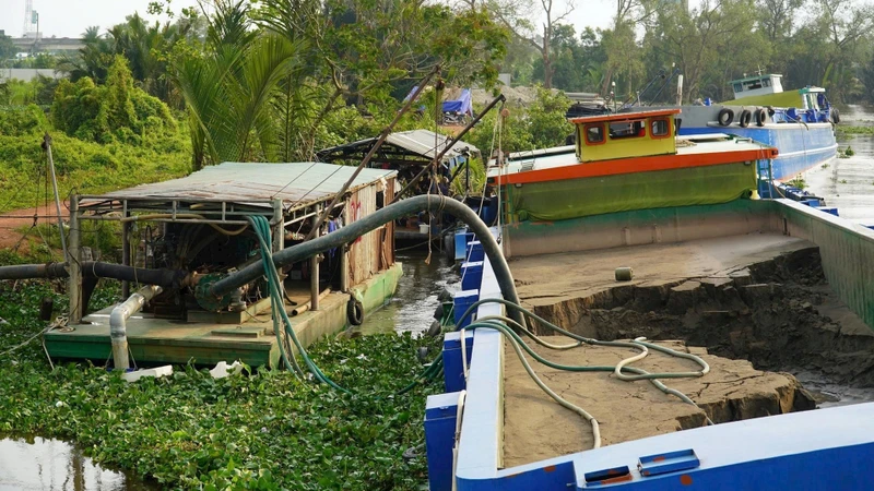 Tây Ninh tạm giữ 5 sà lan, 4 tàu thủy liên quan vụ cát không rõ nguồn gốc