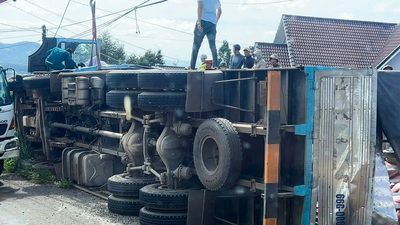 Giải cứu hai người mắc kẹt trong cabin xe tải lật ở đèo Phú Sơn