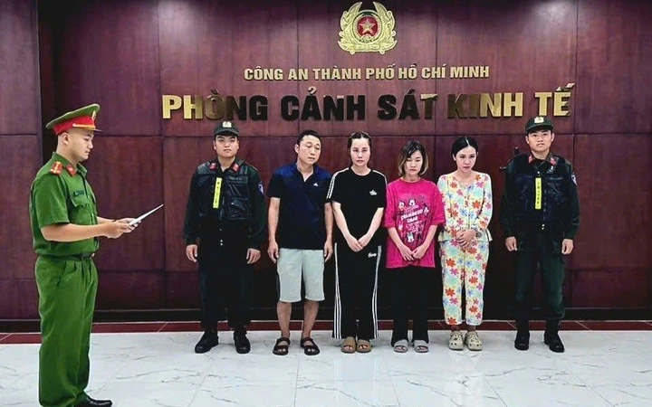 Triệt phá đường dây bán 10.000 chai nước hoa giả trị giá 10 tỷ đồng tại TPHCM