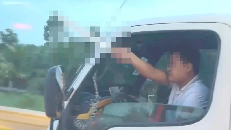 Tài xế xe tải cầm dao đe dọa trên cao tốc, không thắt dây an toàn