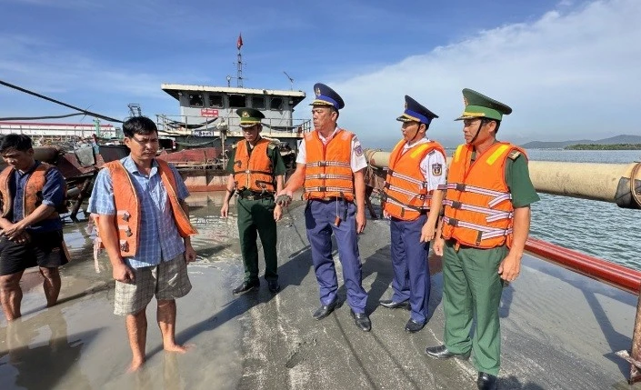 Bắt giữ xà lan vận chuyển cát không giấy tờ và đối tượng tàng trữ ma túy