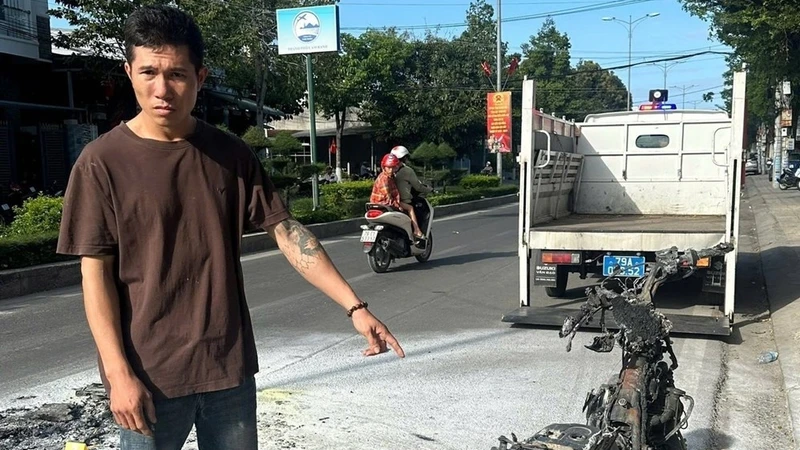 Điều tra vụ đốt xe giữa đường sau khi bị kiểm tra giao thông