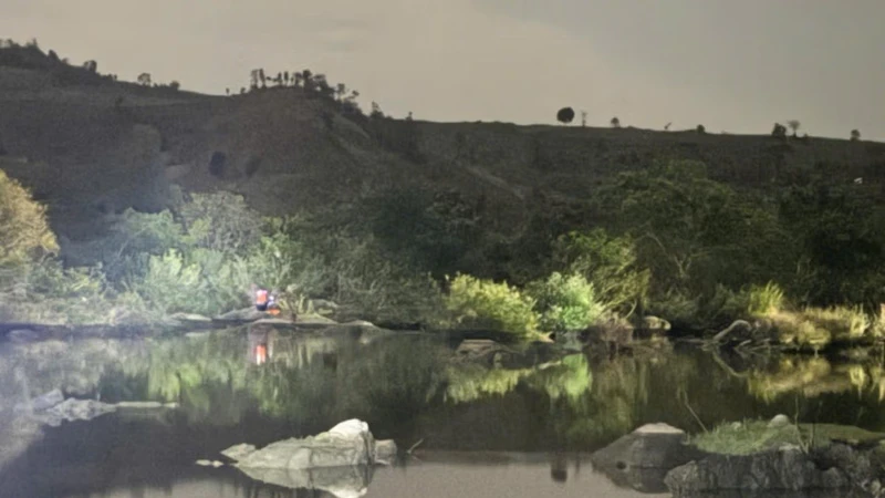 Giải cứu 2 nam sinh mắc kẹt giữa sông Ba ở Gia Lai