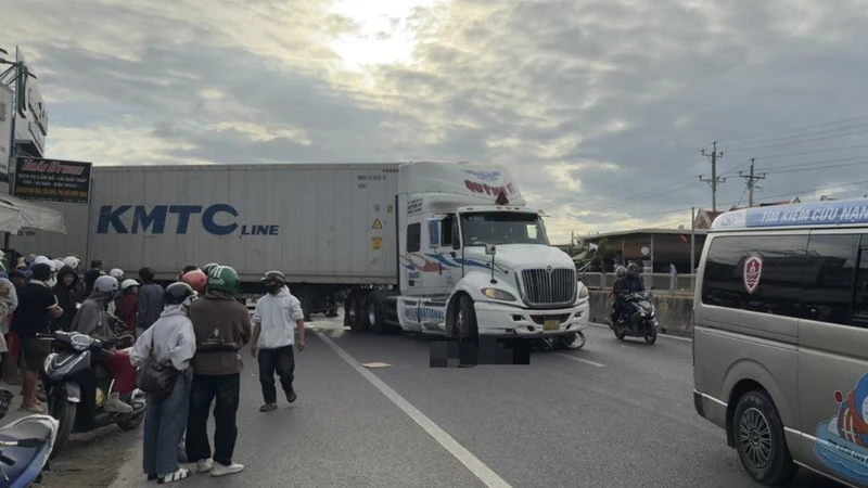 Xe máy va chạm ô tô đầu kéo trên Quốc lộ 1